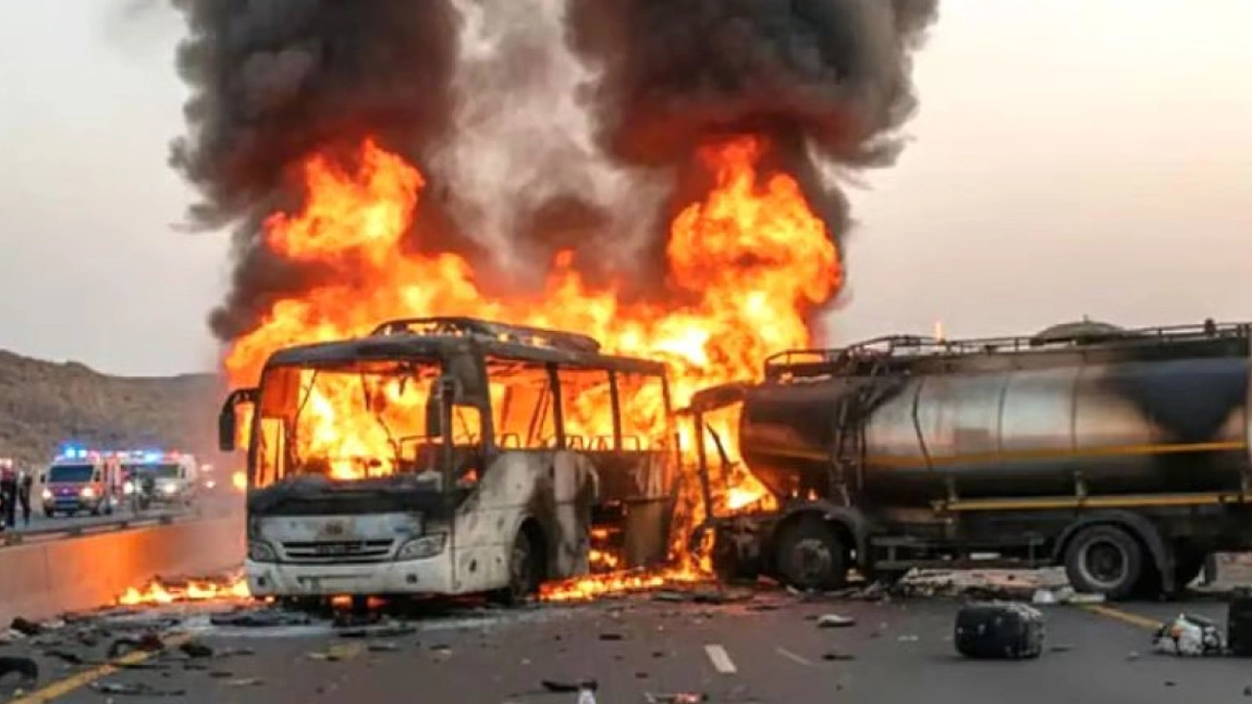 Accident devastator! Un autobuz s-a răsturnat și a luat foc! 21 de oameni au murit!