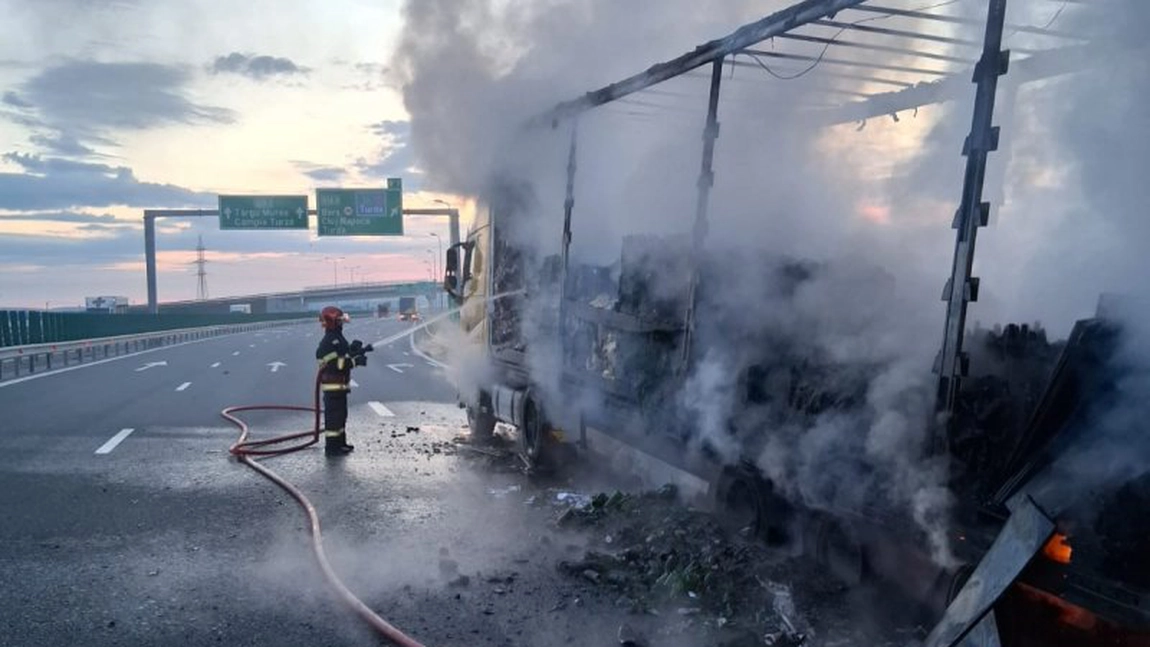 TIR cuprins de flăcări pe autostrada A10. Pericol de explozie din cauza unor canistre cu benzină