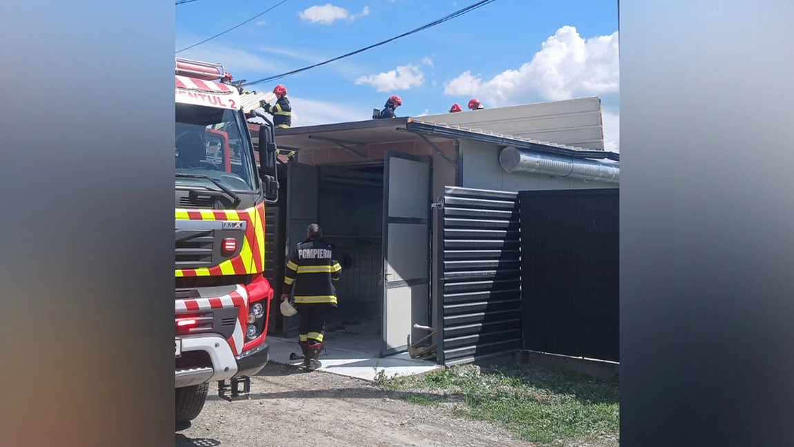 Incendiu la o hală din Holboca. Pompierii au intervenit cu mai multe autospeciale