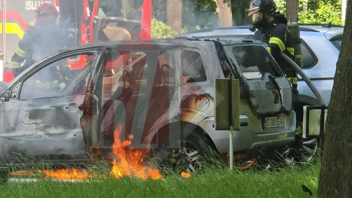 O mașină a fost cuprinsă de flăcări pe strada Vasile Lupu din Iași. Pompierii au intervenit de urgență - UPDATE