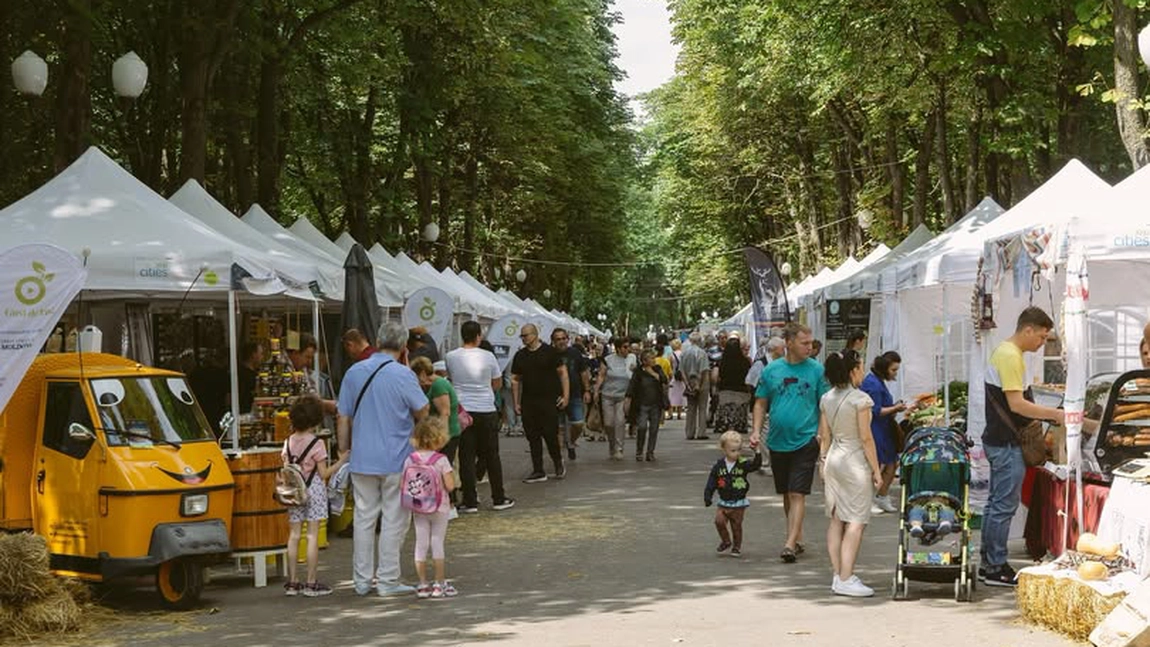 Târg cu produse tradiționale și ecologice în Parcul Expoziției din Iași. Producători din toată regiunea Nord-Est își prezintă bunătățile