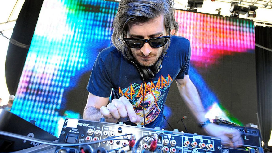 DJ Kavinsky a murit la 50 de ani. Președintele Emmanuel Macron i-a adus un omagiu: „O mândrie pentru Franța, pentru totdeauna”