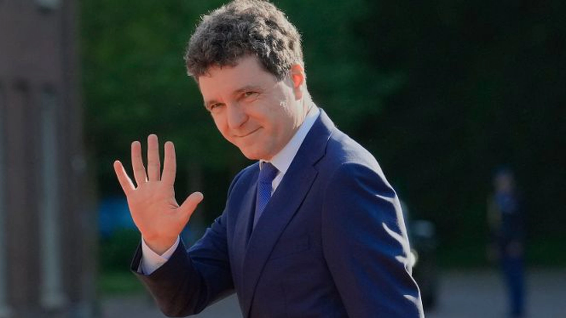 Nicușor Dan contestă la CCR legea care bloca vânzarea acțiunilor statului. România va fi vândută bucată cu bucată de președinte