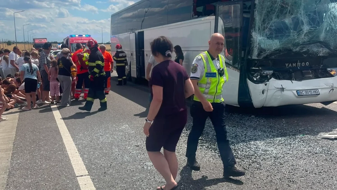 Planul Roșu, activat după un accident grav în Călărași: Autocar cu peste 60 de persoane, inclusiv copii, lovit de un TIR. Elicopterul SMURD a fost trimis la fața locului