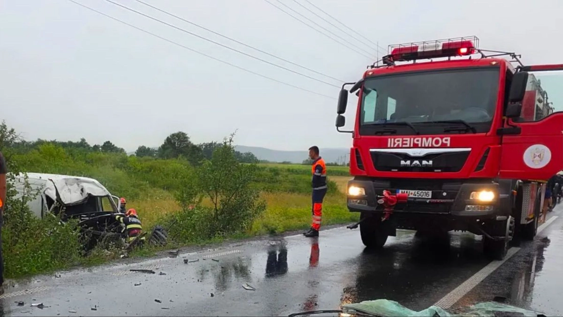 Impact violent între un autocamion și un microbuz pe DN7. Un șofer a fost transportat cu elicopterul SMURD după ce a rămas încarcerat