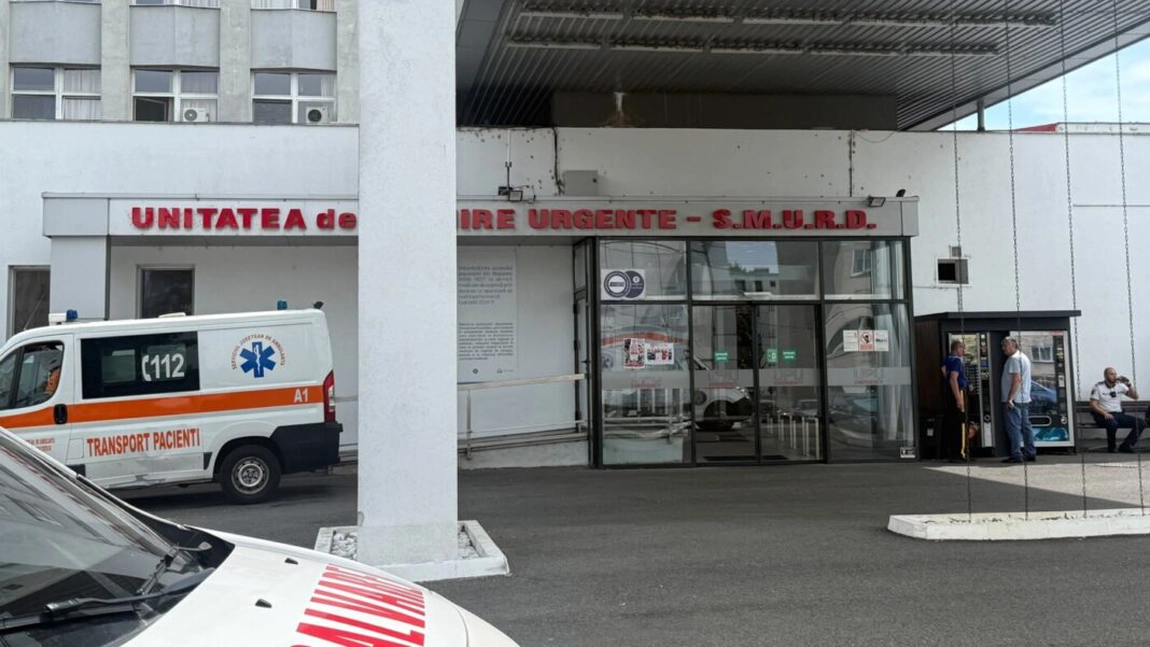Accident de muncă mortal în Maramureș. Un angajat a murit după ce o bucată de lemn proiectată de un utilaj l-a lovit în abdomen