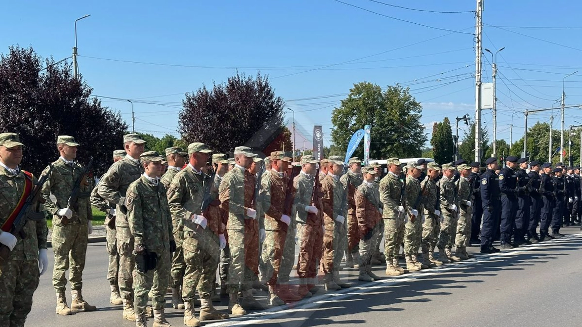 Iașul marchează Ziua Imnului Național printr-o ceremonie militară în Piața Tricolorului