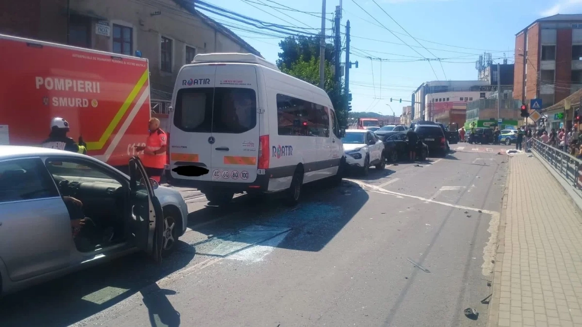 Accident grav în Mediaș: 22 de persoane implicate după coliziunea dintre un autobuz și mai multe mașini