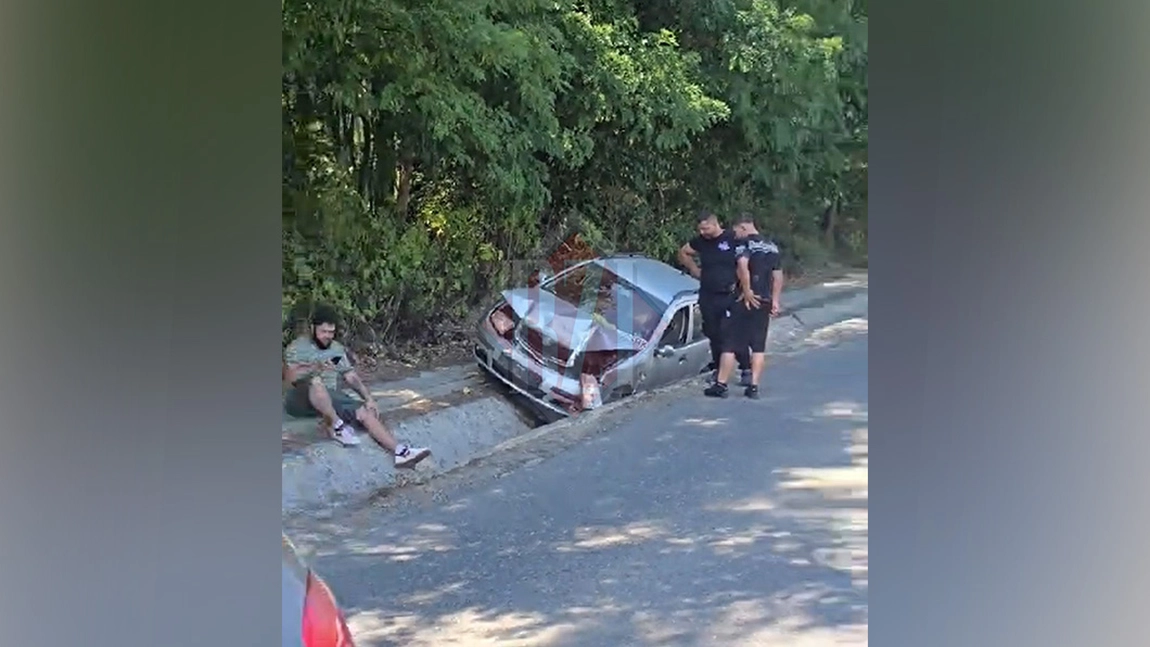 Accident cu două mașini implicate, la Grajduri. Unul dintre autoturisme a ajuns în șanț