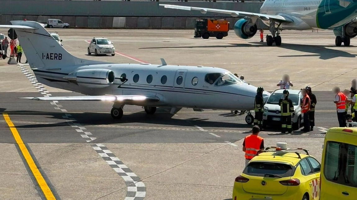 Momentul bizar în care o mașină s-a ciocnit cu un avion pe aeroportul din Milano