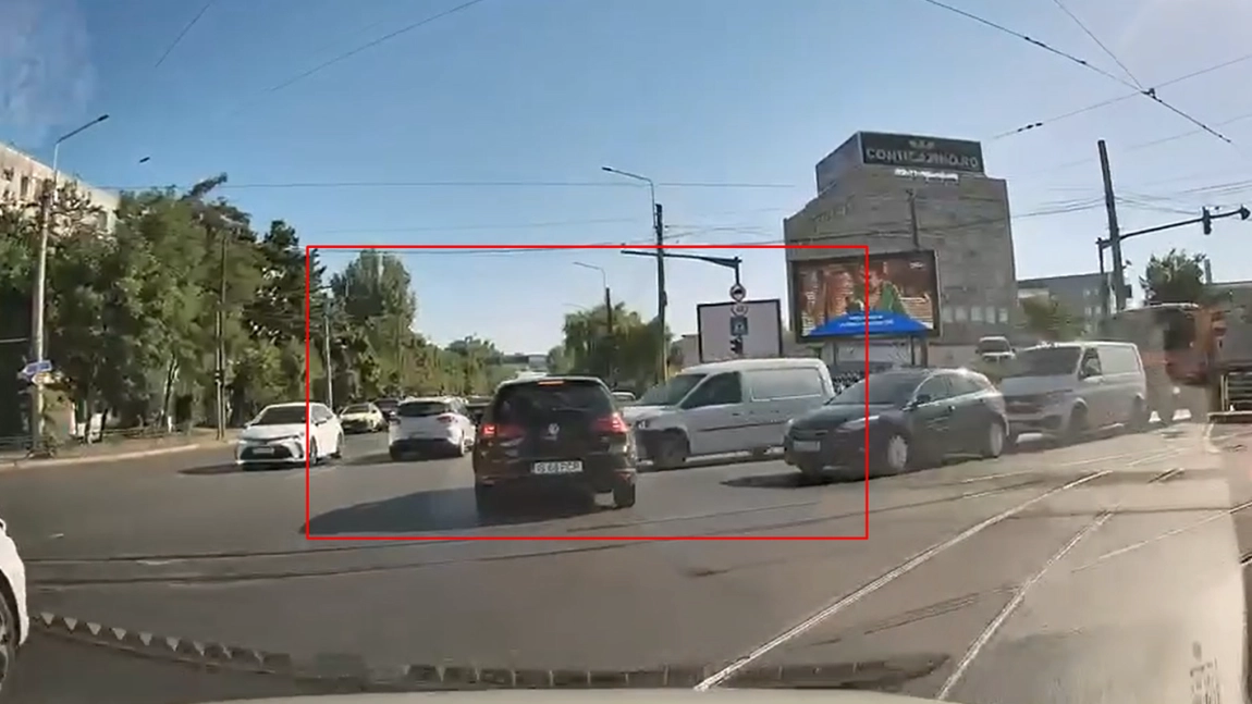 Accident în intersecție la Țesătura! Este haos după ce semafoarele din zonă s-au oprit