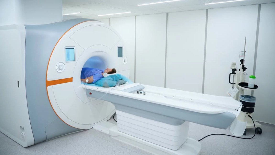 Caz halucinant într-un spital: pacient uitat aproape șase ore într-un aparat RMN