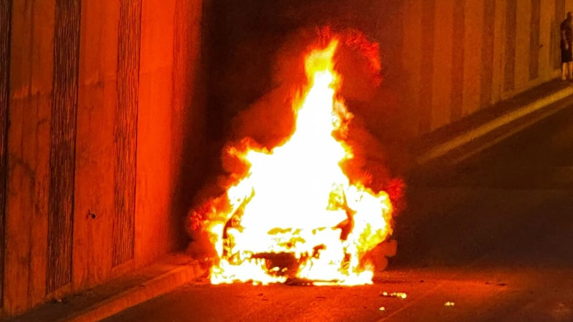 Explozie în Pasajul Băneasa! O mașină a luat foc și a ars complet. Șoferul și doi pasageri au scăpat la timp