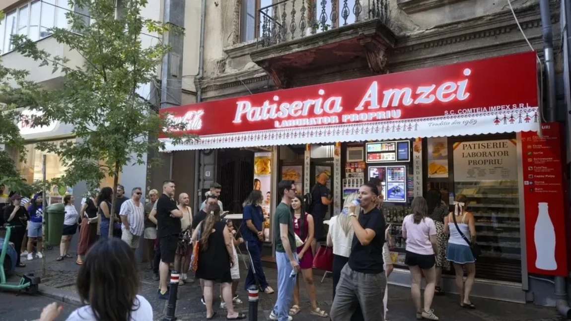 Scandal la Patiseria Amzei. Poliția a intervenit după ce s-a format o coadă uriașă la merdenele