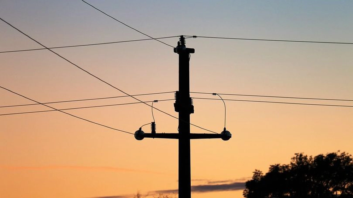 Sute de case din Bucium au rămas făra curent electric! Localnicii sunt revoltați deoarece E.ON nu a făcut reconectarea după finalizarea lucrărilor