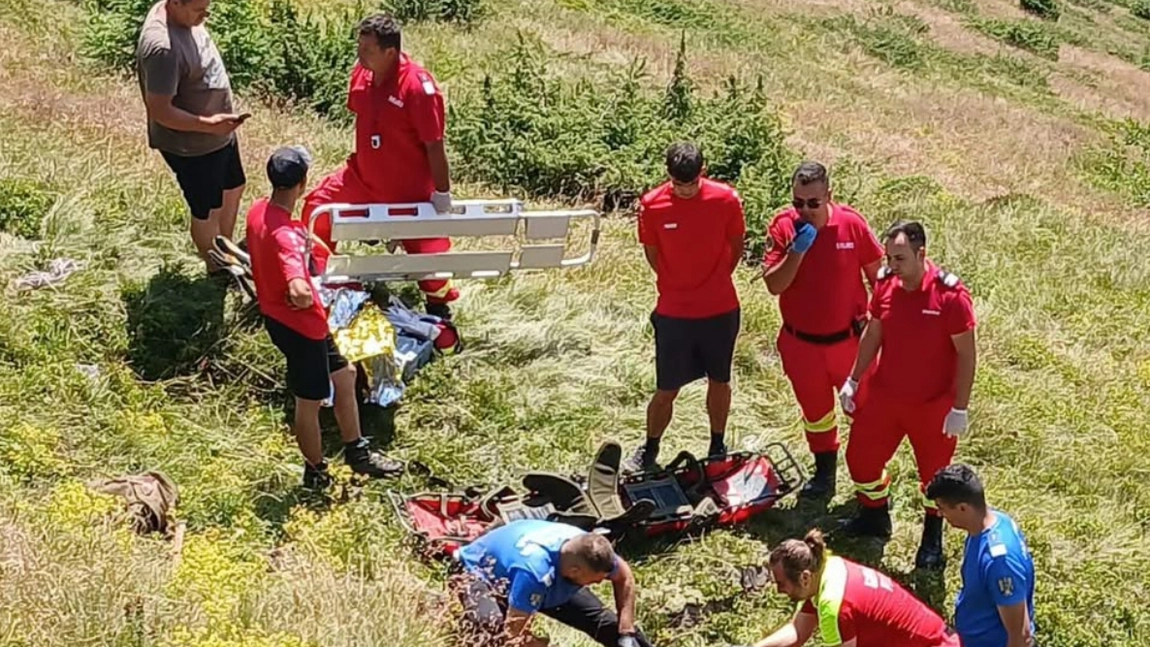 Tragedie în Munții Grohotiș! Un bărbat a murit în timp ce era la cules de afine!