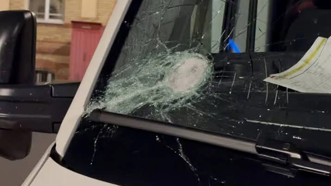 Ambulanță atacată cu toporul și pietre după un zvon de pe TikTok. Opt persoane, trimise în judecată