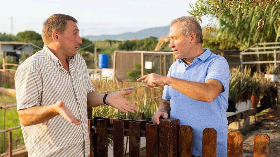 Românii care stau la casă trebuie să știe asta. Când ești obligat să-ți lași vecinul în curte