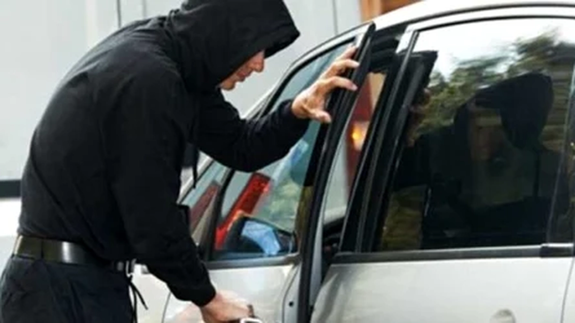 A furat o mașină pe care a condus-o beat și fără permis! Ce au decis judecătorii