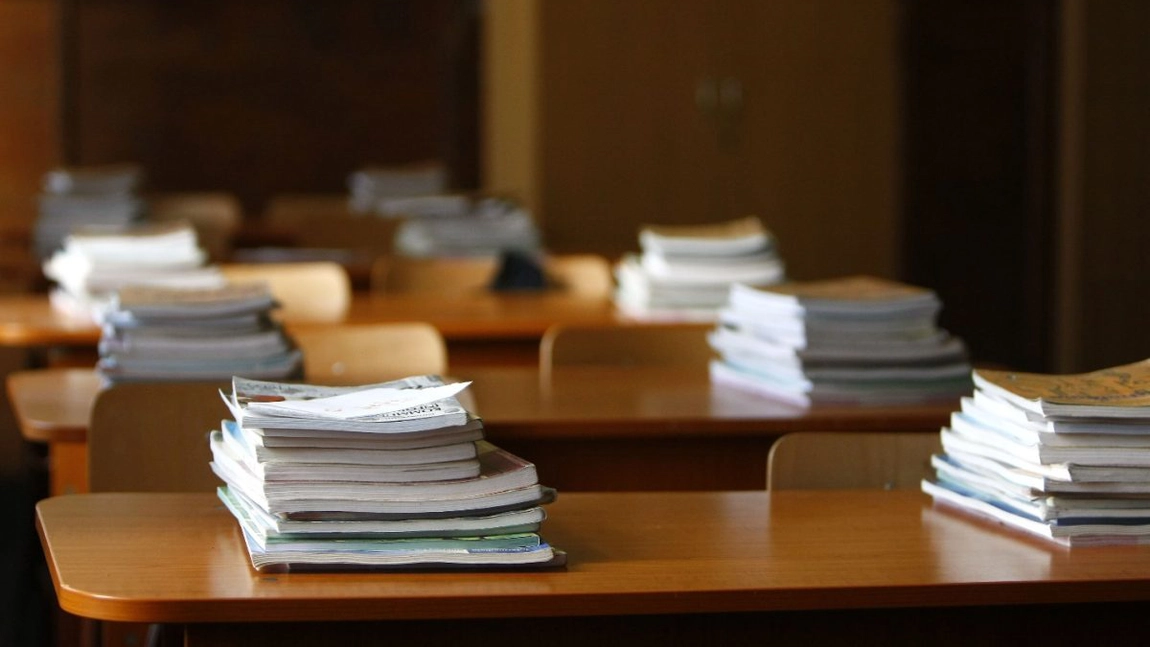 Școala începe fără manuale. Elevii așteaptă cărțile, iar pentru clasa a IX-a termenul se duce până în octombrie