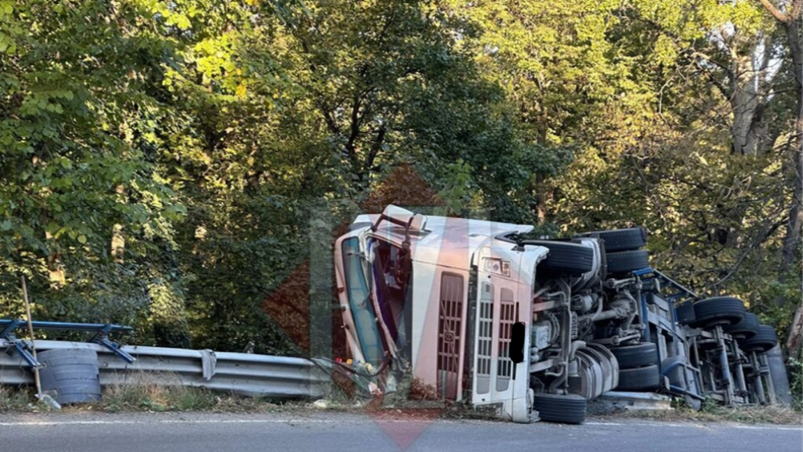 TIR încărcat cu floarea-soarelui, răsturnat în curbă în comuna Bârnova - UPDATE