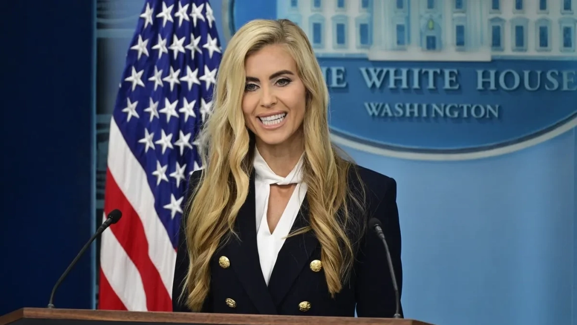 Prima apariție, primele controverse! Purtătoarea de cuvânt a lui Donald Trump, între ezitări și întrebări despre cariera juridică