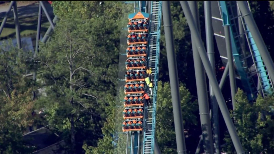 Tragedie într-un parc de distracții! Un bărbat a murit după un incident șocant la rollercoaster