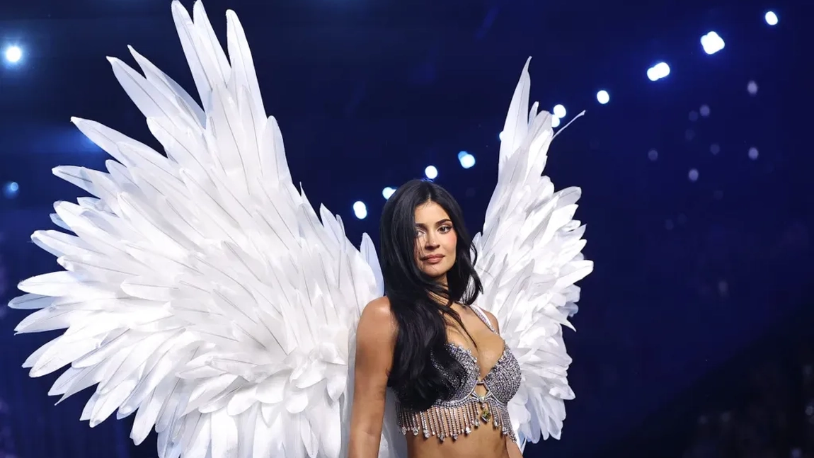 Apariție spectaculoasă la Victoria’s Secret! Kylie Jenner a defilat cu sutienul de 50 de milioane de dolari