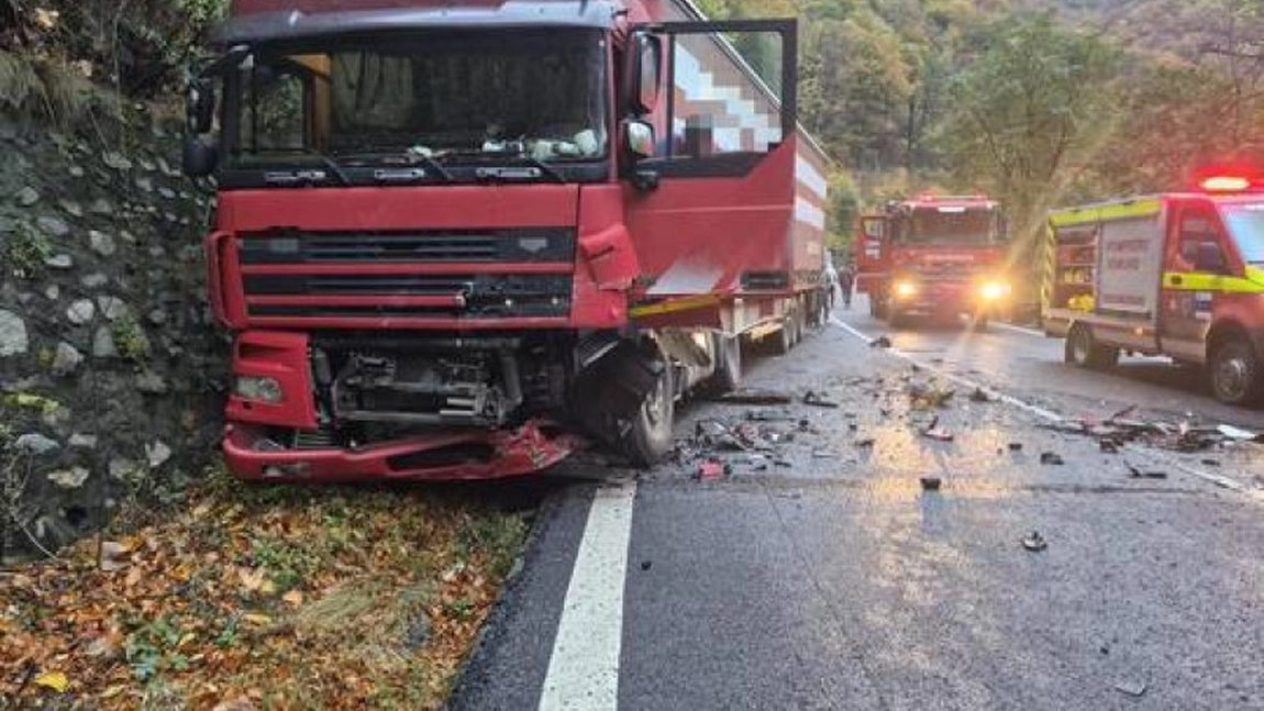 Accident grav pe Valea Oltului! Un tânăr de 18 ani, în stare gravă după ce s-a izbit cu mașina de un autocamion! 