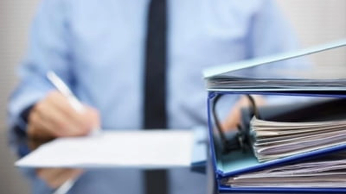 Funcționarii publici primesc câștig de cauză la CCR. Ce prevedere a fost declarată neconstituțională