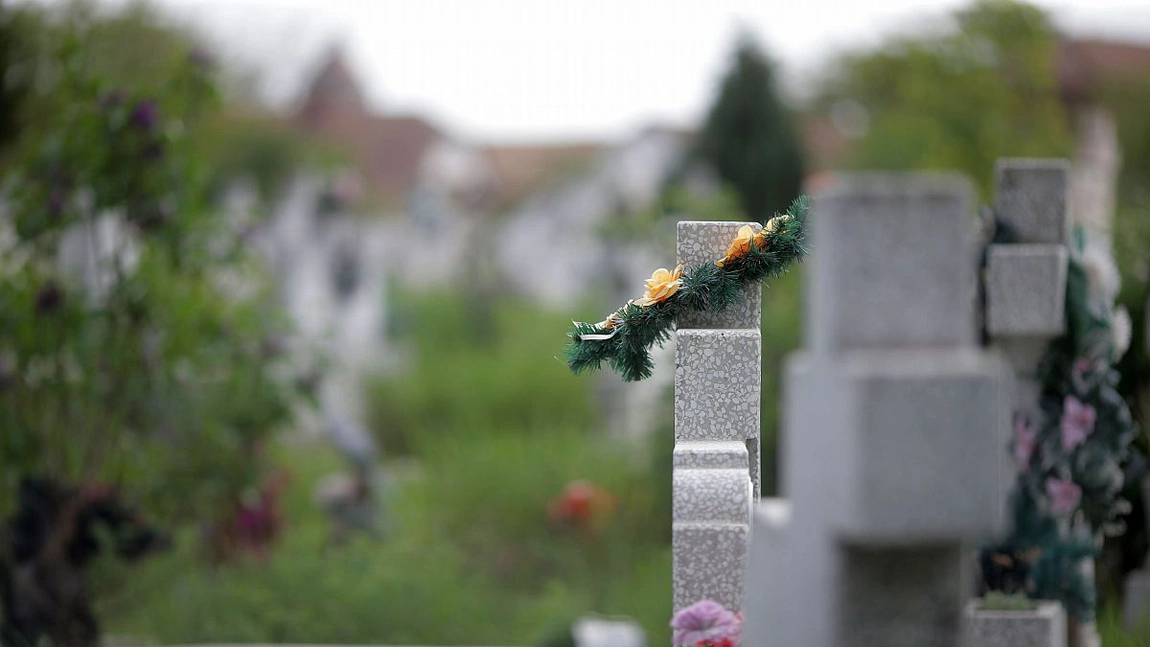 Bărbat găsit mort în Cimitirul Eroilor din Timișoara! Ce au surprins camerele de supraveghere înainte de descoperirea șocantă!
