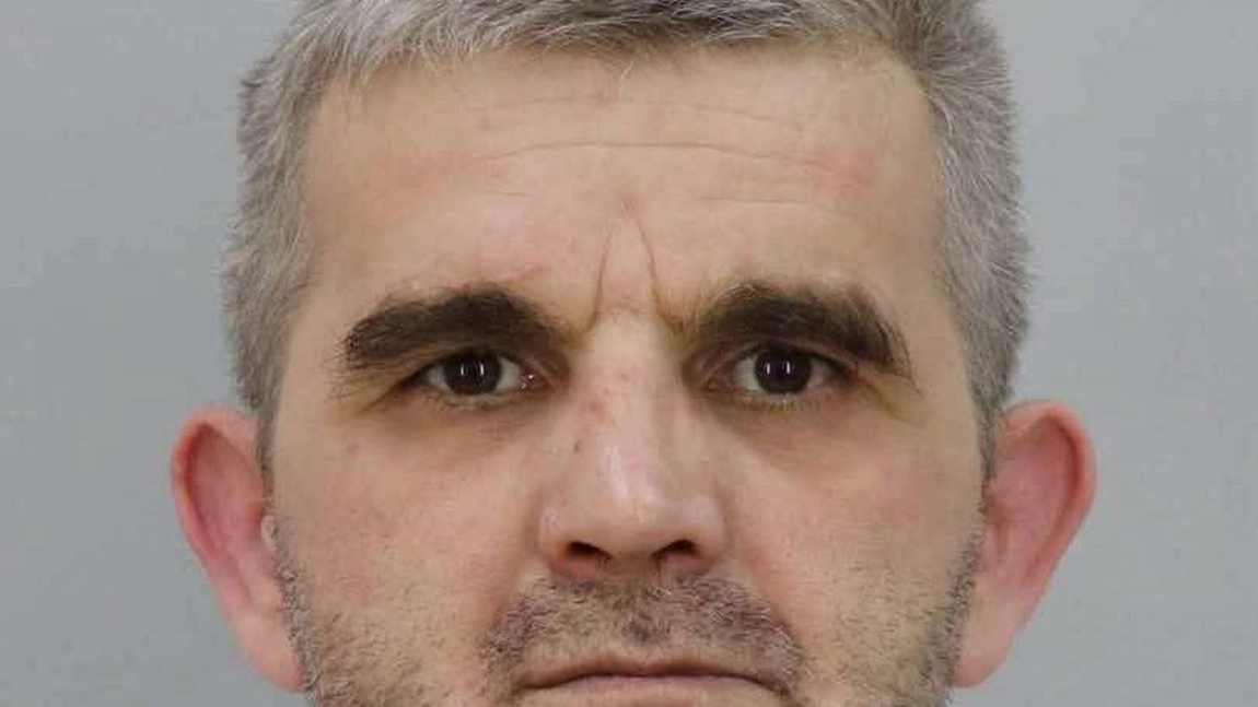El este bărbatul căutat de Poliție! Omul este suspectat că ar avea cu el o armă!