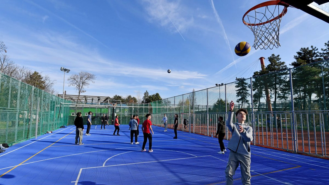 Opt firme vor să semneze contractul de peste 1,2 milioane de lei! Proiectul presupune amenajarea unui teren de sport la Colegiul Tehnic „Ion Holban”