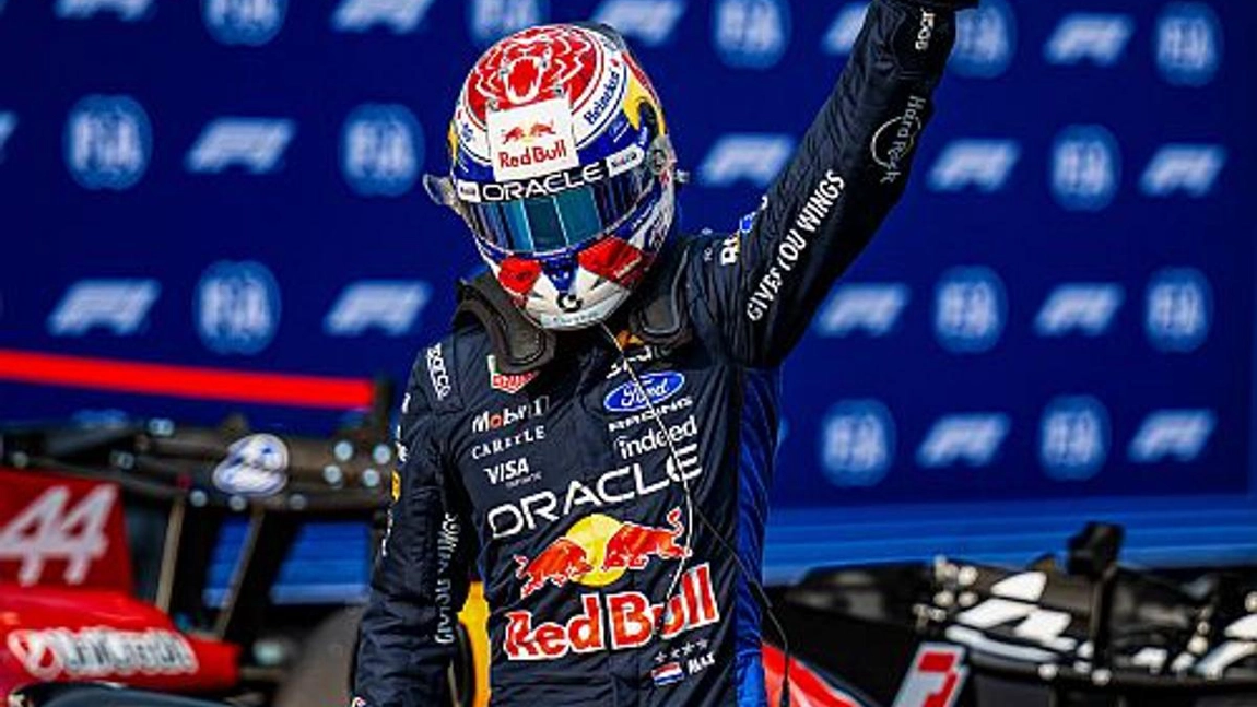 Max Verstappen a obținut al 50-lea pole position din carieră, în Singapore. Charles Leclerc va pleca de pe locul secund