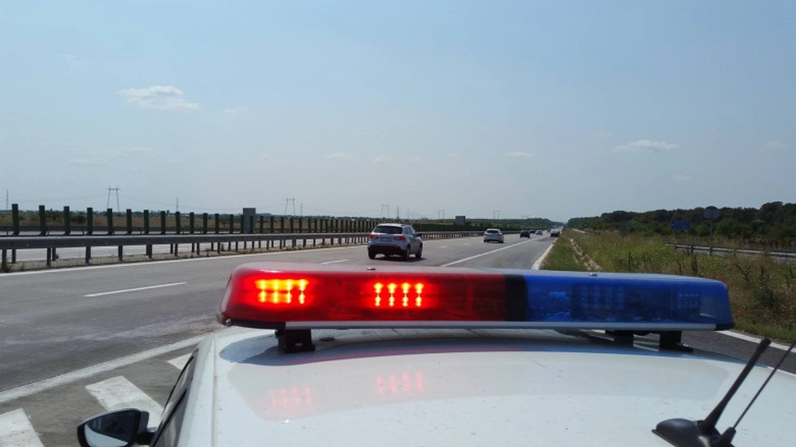 Scene ca în filme pe A1. Un șofer a fost arestat după ce polițiștii au descoperit ce ascundea în mașină