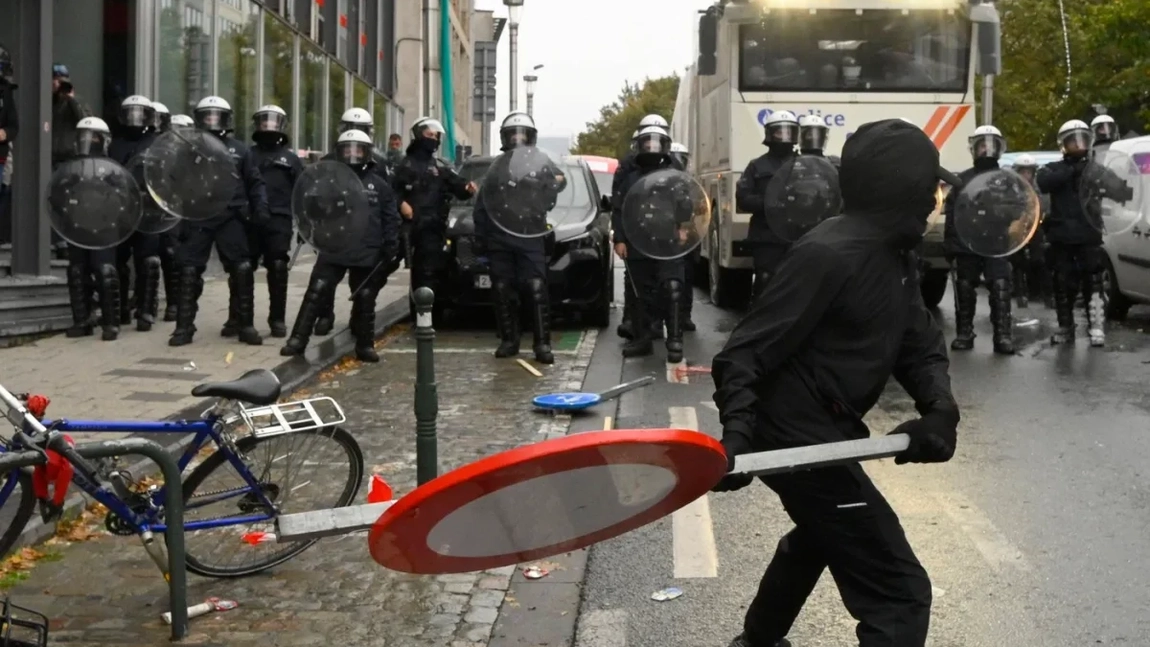 Violențe la protestele din Bruxelles! S-au aruncat cu sticle și bucăți de lemn în polițiști