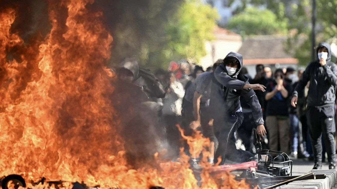Noi manifestații în Franța, după scene violente și mii de rețineri. Ce cer elevii de la guvern
