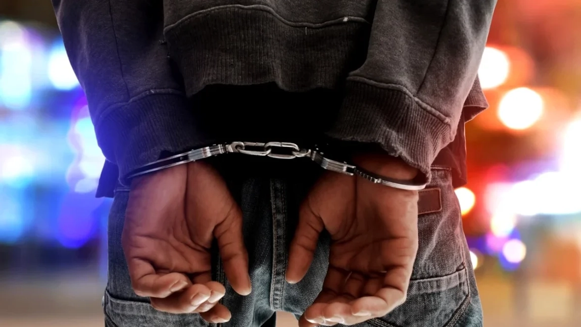 Tânără de 22 de ani, agresată sexual și amenințată cu un cuțit, în timp ce se întorcea acasă! Suspectul a fost arestat preventiv, după o lună!