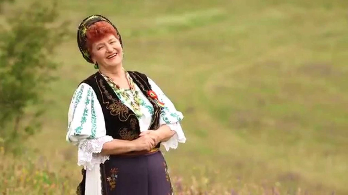 O mare cantareata de muzica populara a fost nevoita sa se dezbrace de rochia de mireasa si sa-si dea jos coronita de pe cap inainte de a intra in biserica!