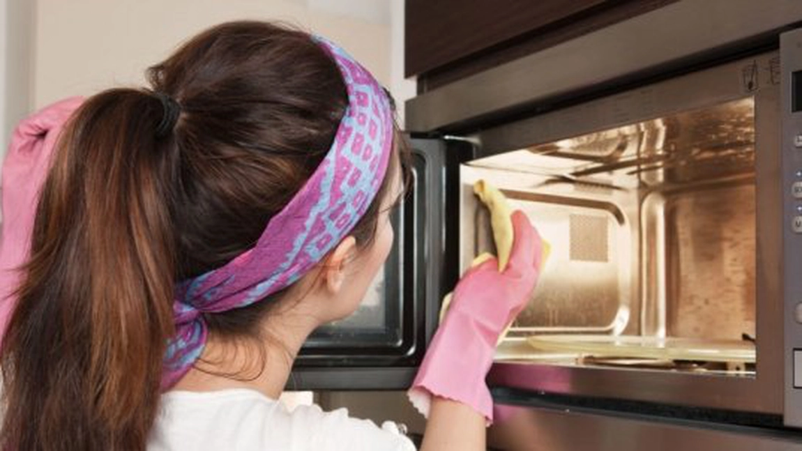 Cum sa speli cuptorul cu microunde in numai 5 minute. Bonus: toata casa va mirosi placut
