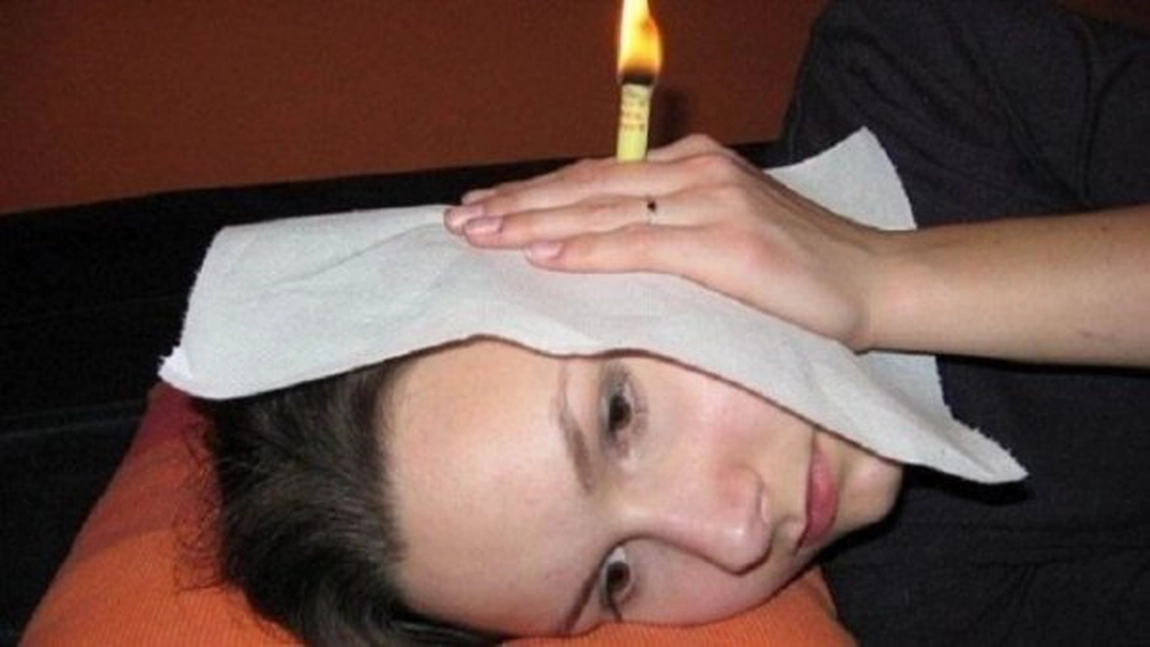 Si-a bagat o lumanare in ureche, a aprins-o si a lasat-o sa arda. E incredibil ce i s-a intamplat dupa 5 minute! Tot mai multe femei apeleaza la trucul asta