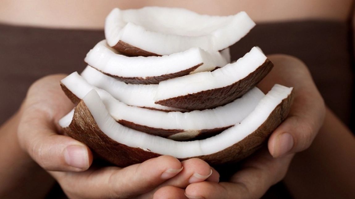Nuca de cocos te ajuta sa slabesti. Vezi care este doza recomandata de medici