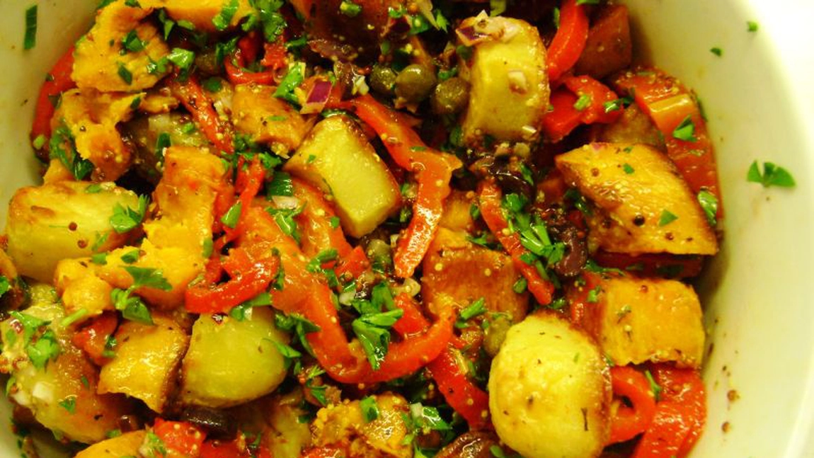 Salata de cartofi copti in coaja, cea mai sanatoasa salata
