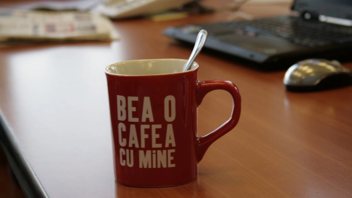De ce sa nu-ti tii cana de cafea la birou, chiar si daca o speli zilnic
