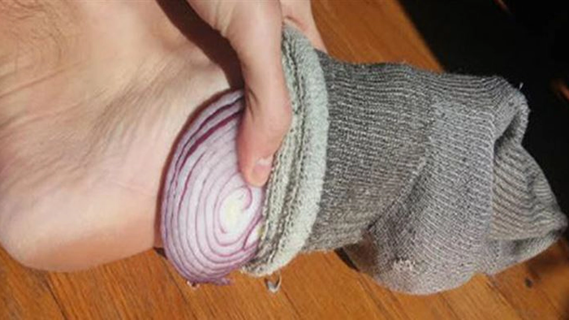 FOTO - ULUITOR! Ce se intampla daca tii ceapa in sosete in timp ce dormi
