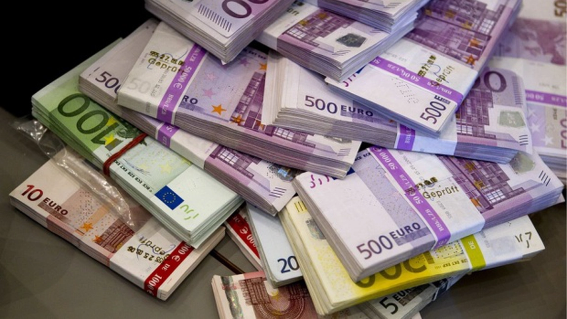 Directoarea unei unităţi de învăţământ, prinsă în timp ce primea mii de euro mită