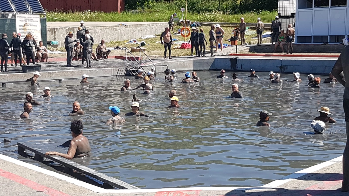  Baile de namol si apa sarata de la Valea Stelii, din Baicoi, atrag zilnic sute de turisti. Namolul bogat in sulf, folosit in tratamente