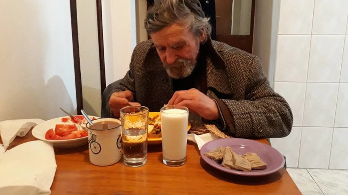 O tanara din Timisoara a intalnit un sarman pe strada si l-a luat acasa. Ce a urmat