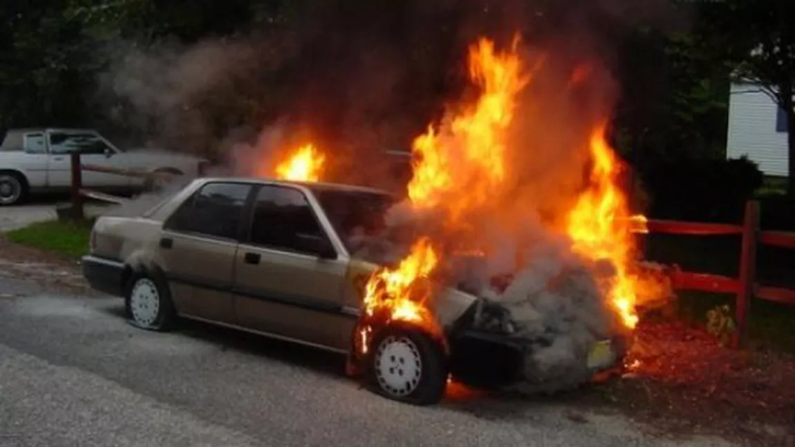 Incendiu pe Bulevardul Socola. Un autoturism a fost cuprins de flăcări - EXCLUSIV, UPDATE