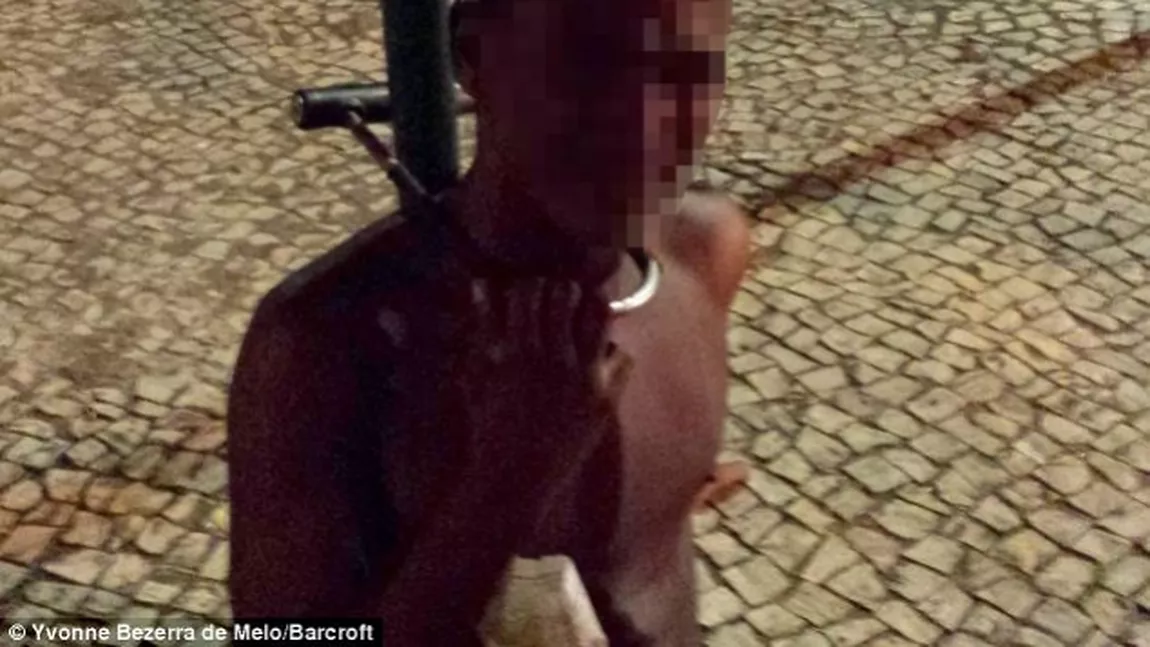 Un adolescent a fost umilit in mijlocul strazii: dezbracat si legat de gat cu un lant de bicicleta - Imagini SOCANTE!

